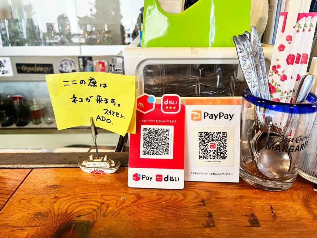 ここの席はネコが来ます。スイマセン。