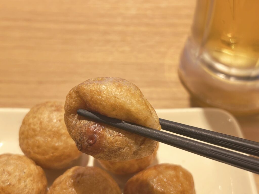 お箸で持ち上げたたこ焼き