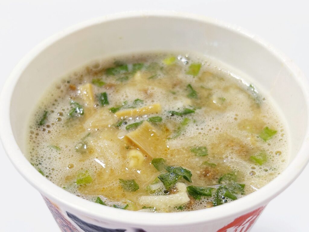 お湯を注いだ新みそきん