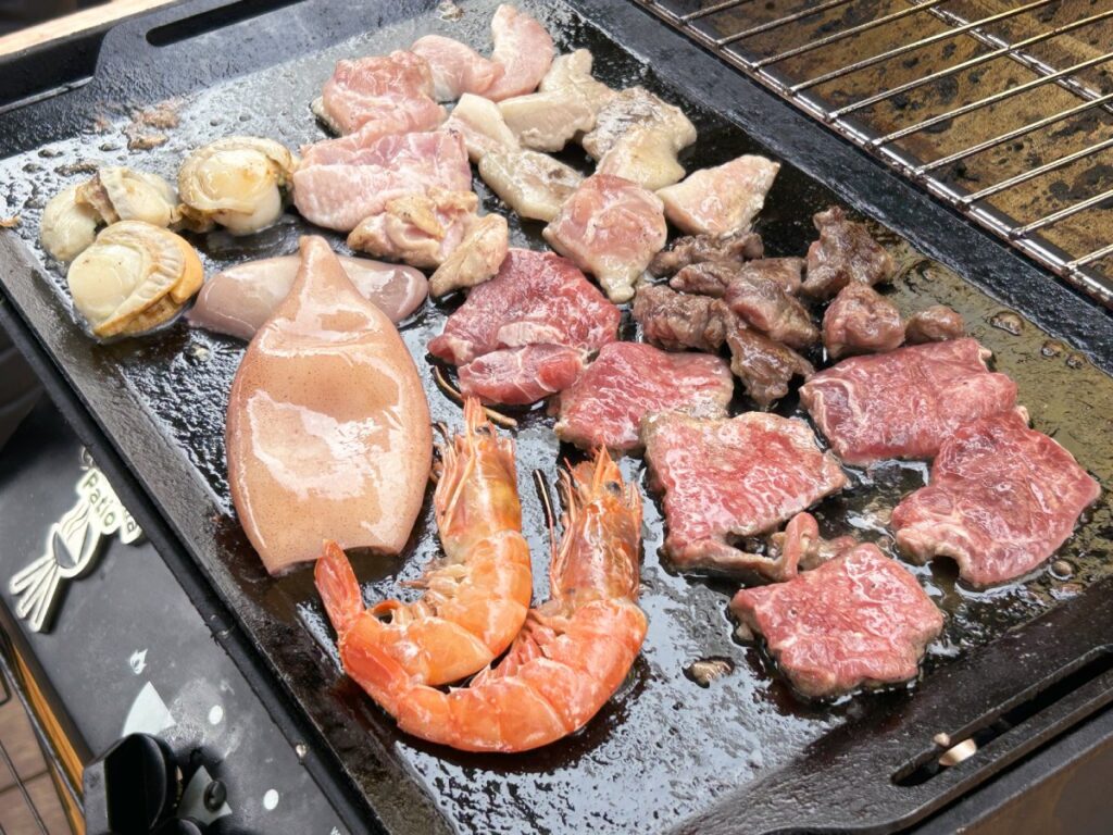 焼いているお肉と海鮮