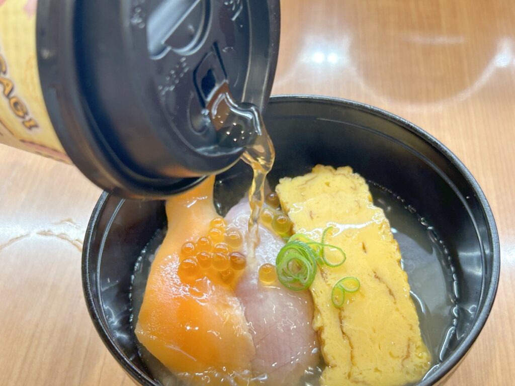 お寿司茶漬けに出汁を注ぐ