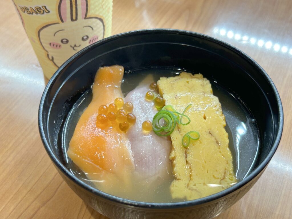 出汁を注いだお寿司茶漬け