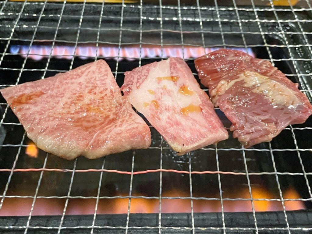 焼いている赤身3種
