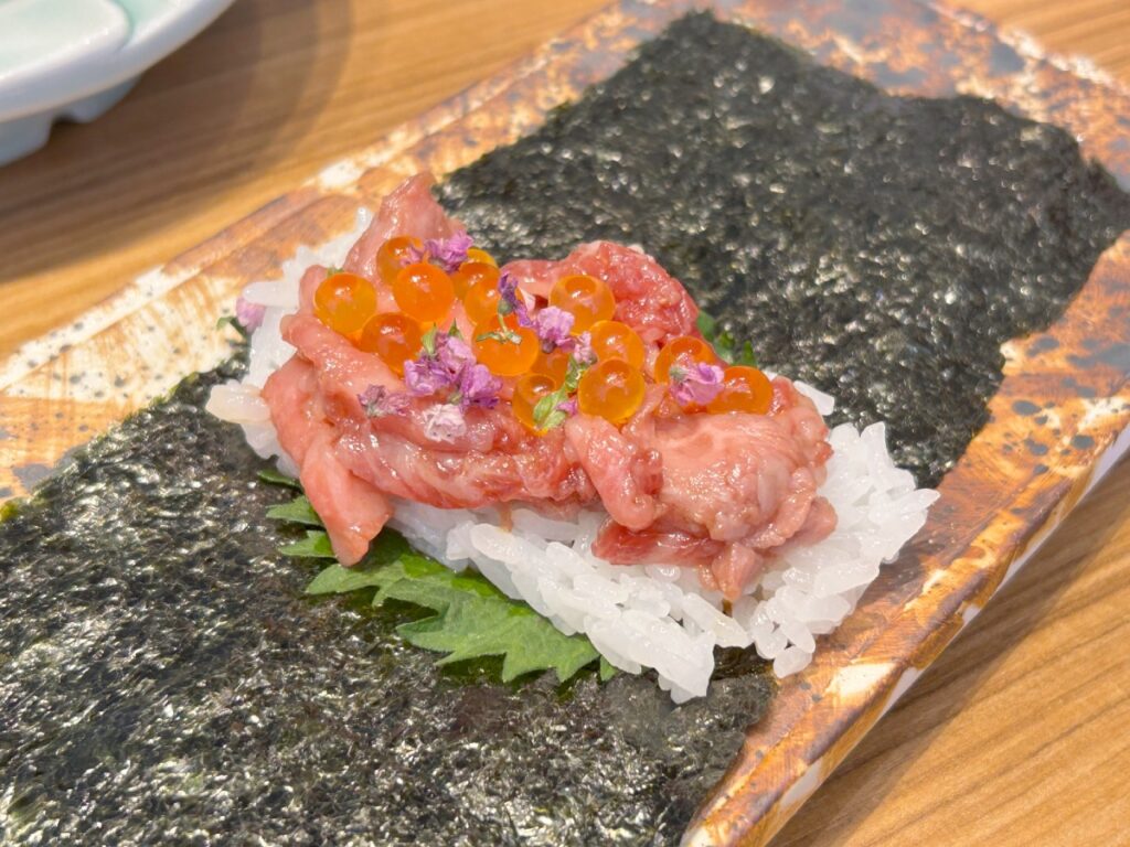 飛騨牛ユッケとイクラ手巻き
