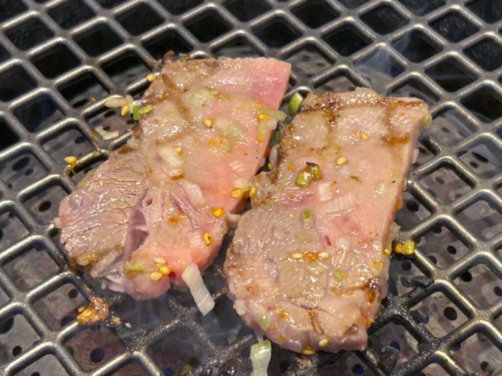 焼いた厚切りタン