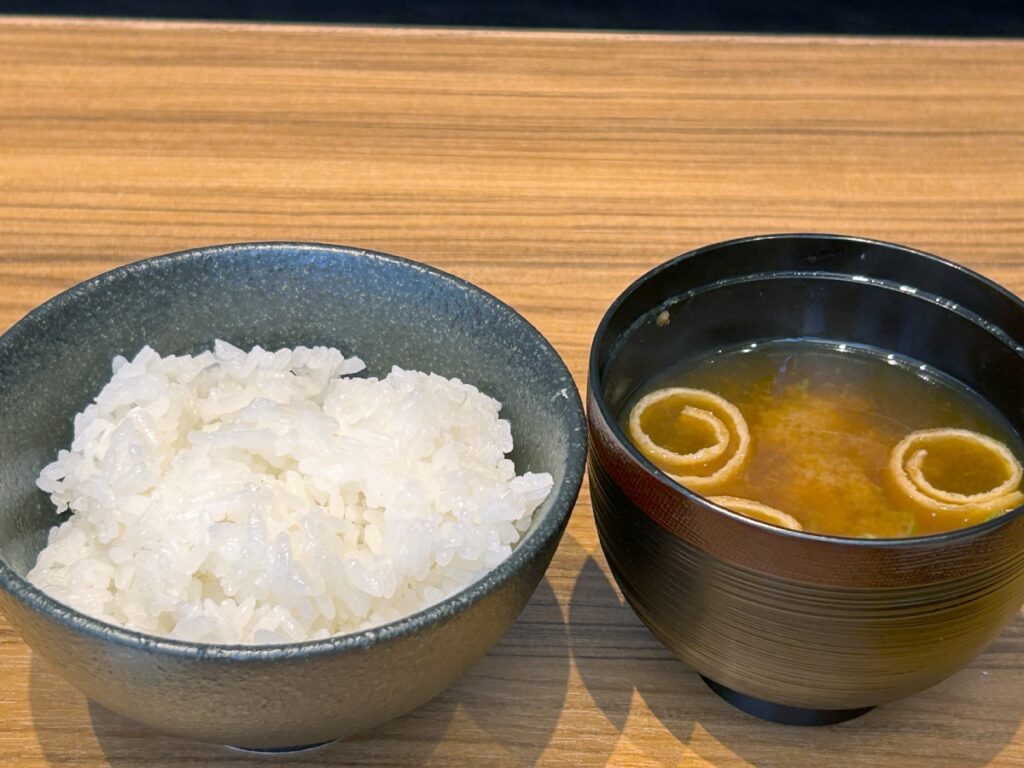ご飯と味噌汁