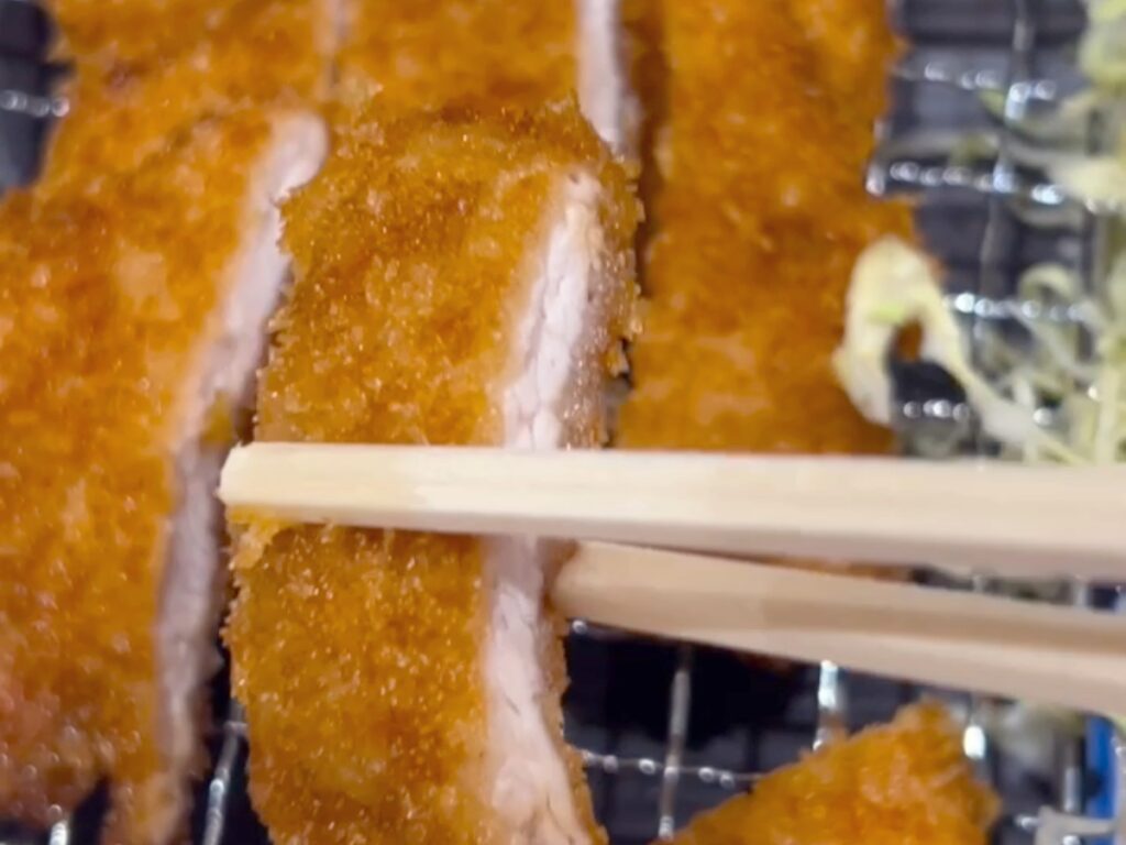 お箸で持ち上げたカツ
