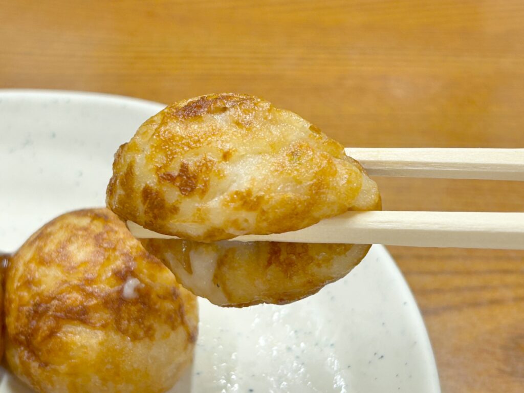 お箸で持ち上げたたこ焼き