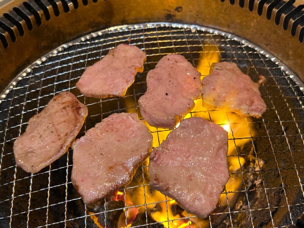 焼いている塩タン