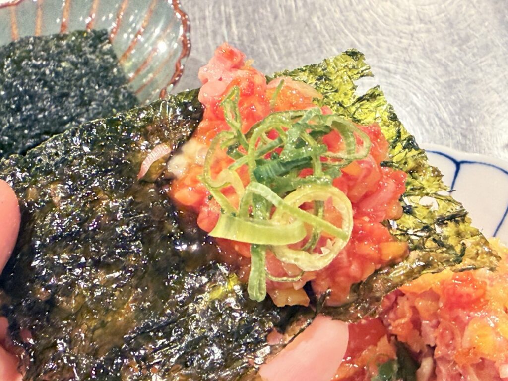 韓国海苔に乗せた和牛肉たく巻き