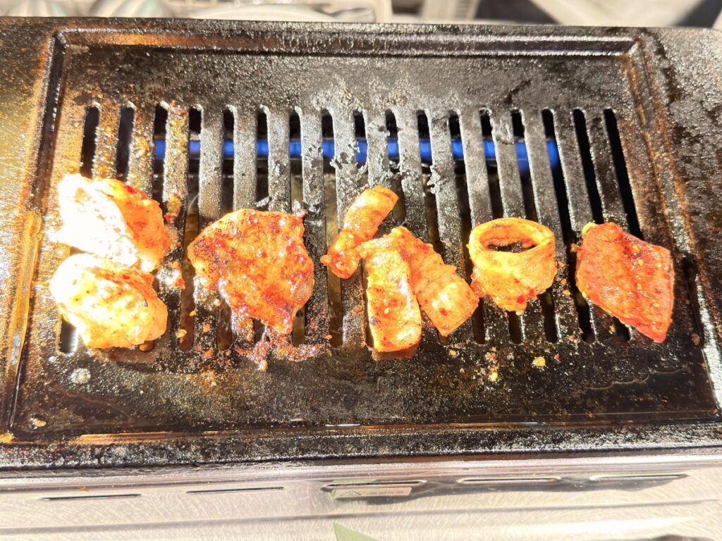 焼いている屋久島牛ホル盛り