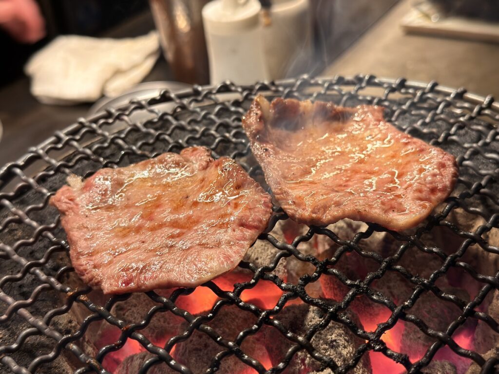 焼いている牛タン