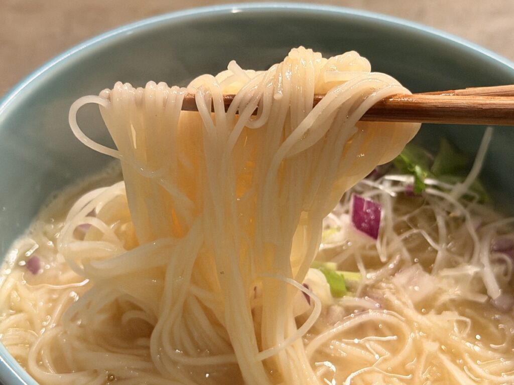 お箸で麺を持ち上げた鶏白湯にゅうめん