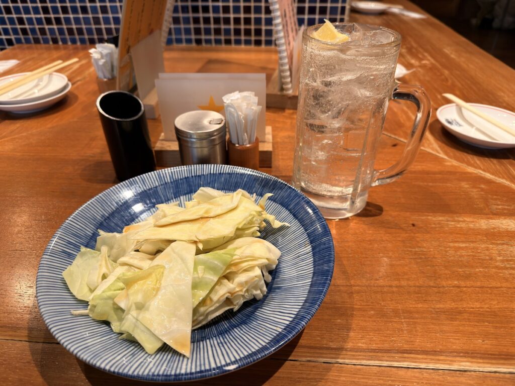 付きだしのキャベツとメガレモン酎ハイ