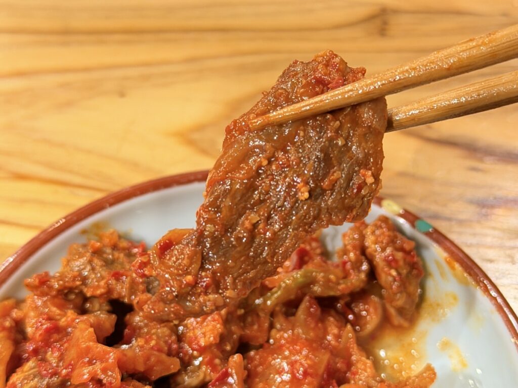 お箸で持ち上げたにくキムチ