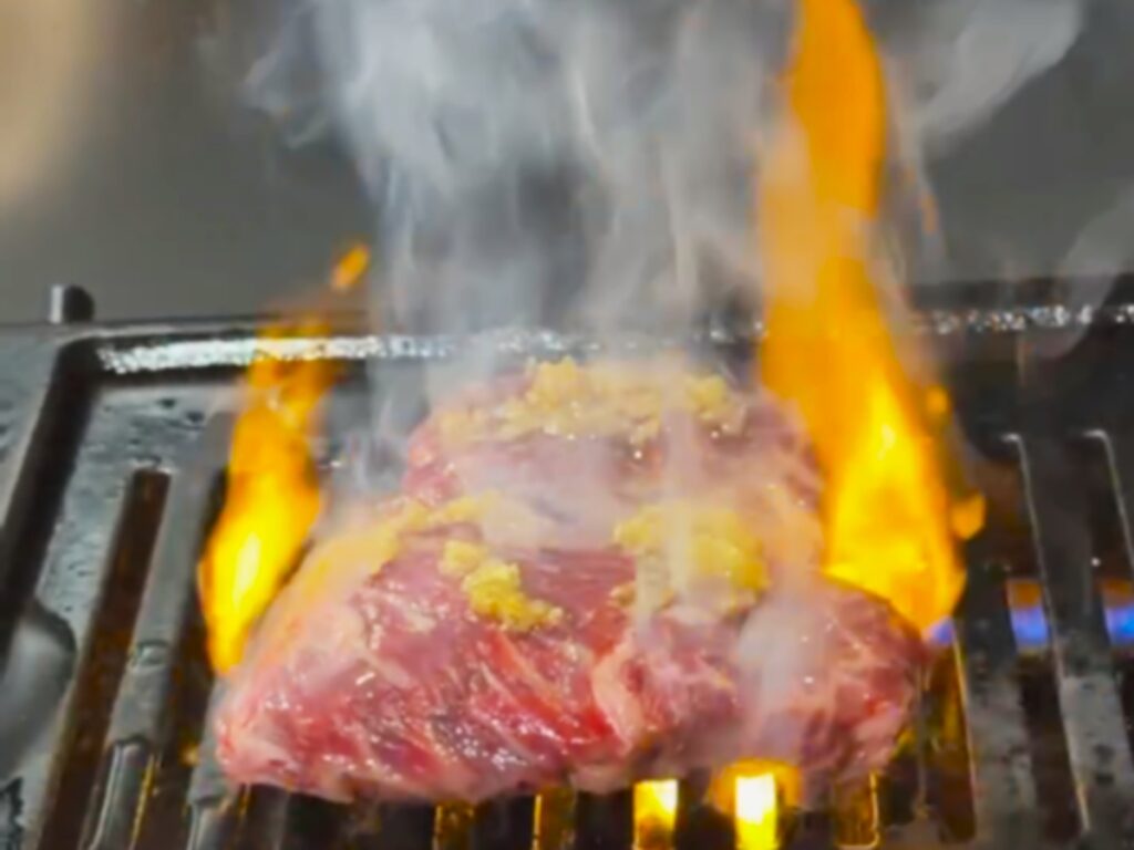 焼いている豪快はらみ