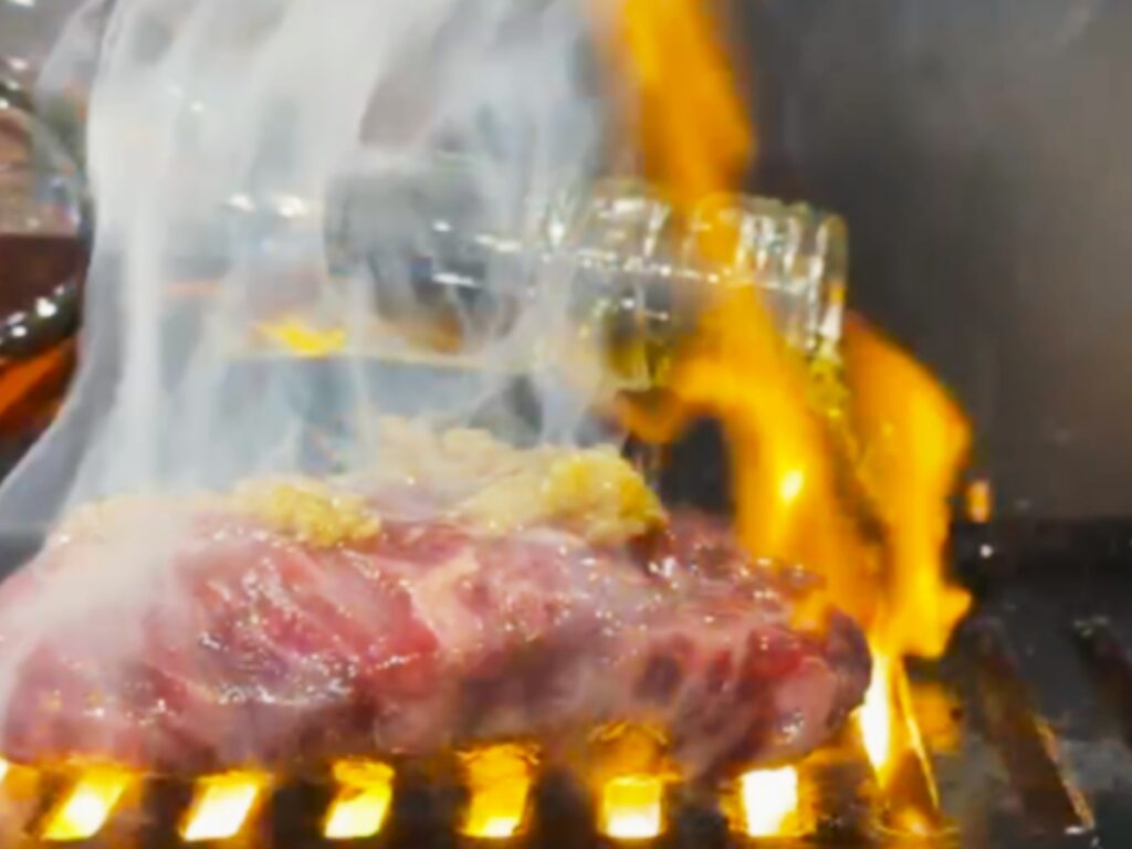 焼いている豪快はらみ