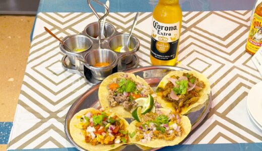 4種類のタコスと4種類のソース、コロナビール