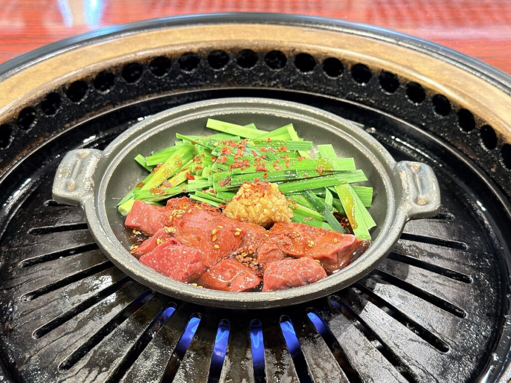 卓上の鉄板に乗せたレバニラ