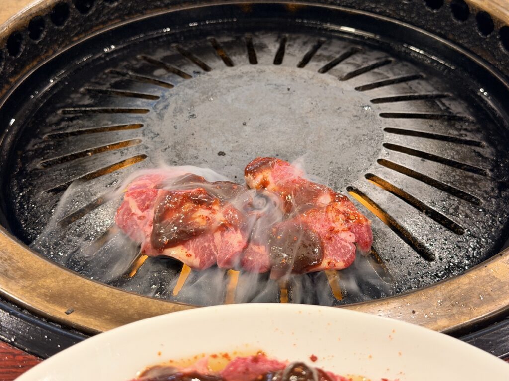 焼いている味噌タンカルビ
