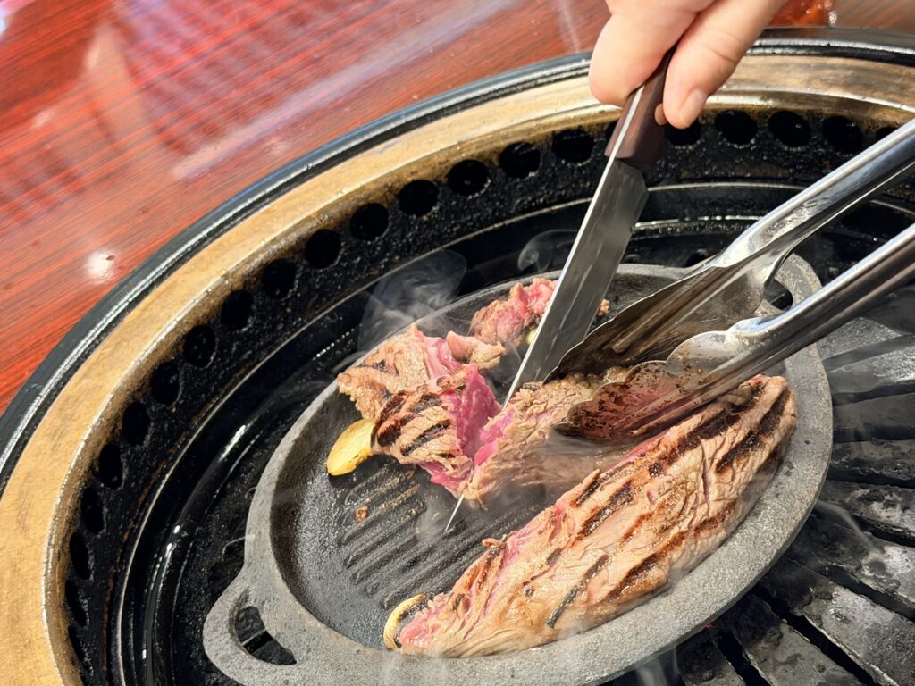 焼いた後に店員さんがカットしているシャトーブリアン