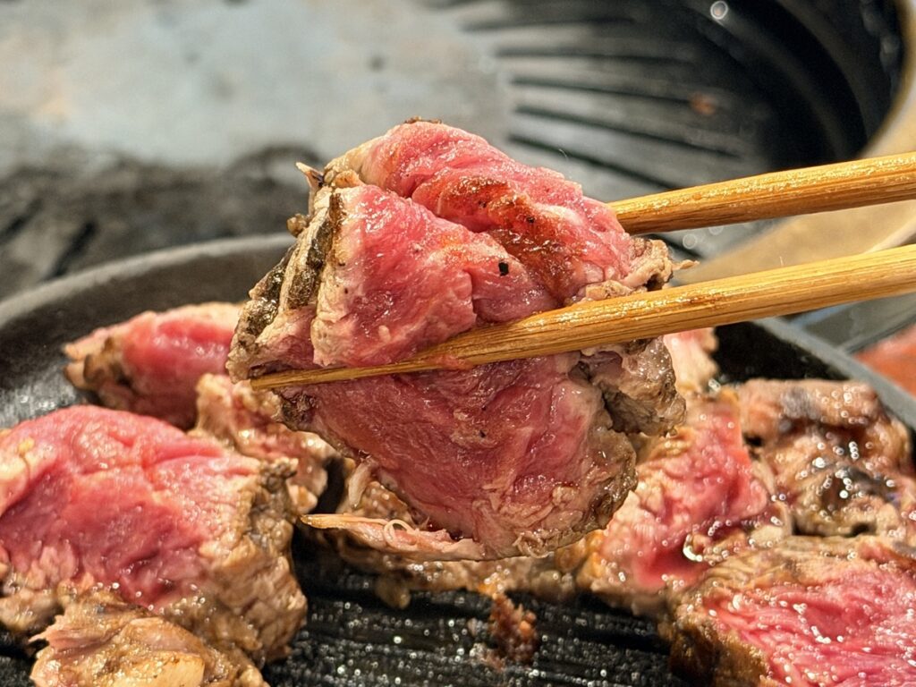 お箸で持ち上げたシャトーブリアン