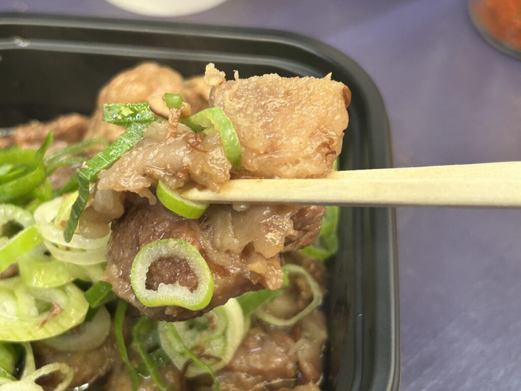 お箸で持ち上げた和牛煮込み