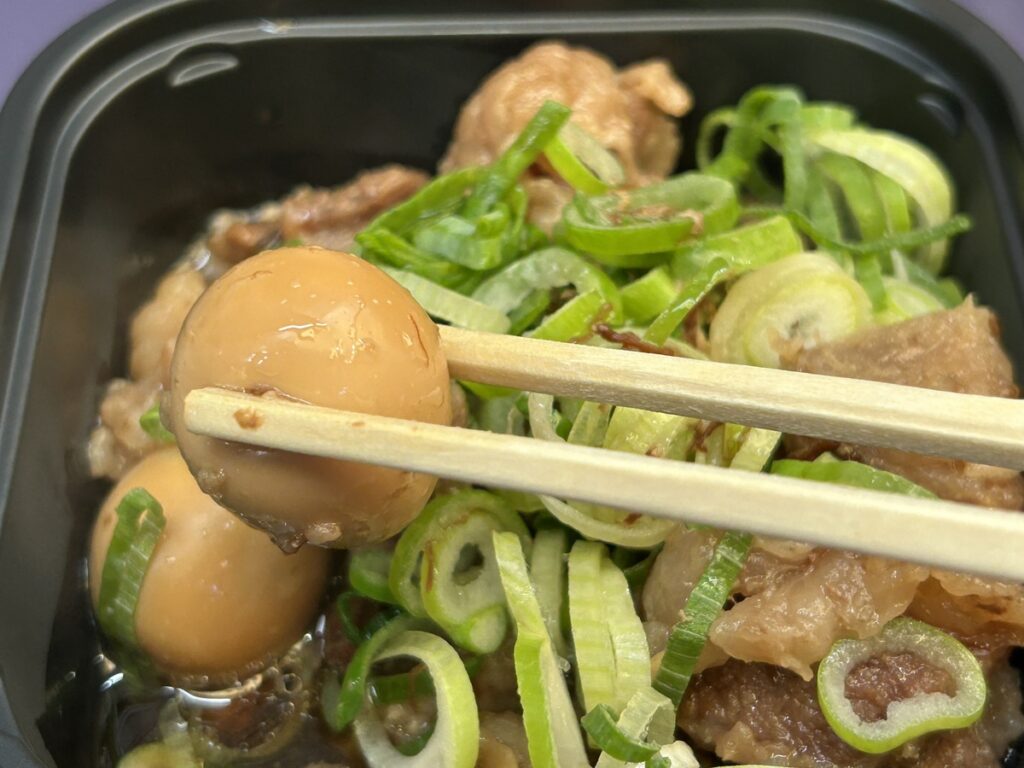 お箸で持ち上げた味シミうずら卵