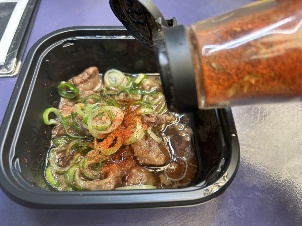 和牛煮込みに唐辛子をプラス
