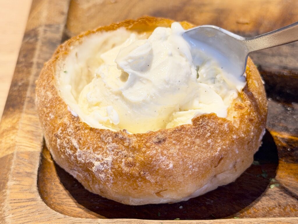 チーズフォンデュのパンの器にアイスを乗せる