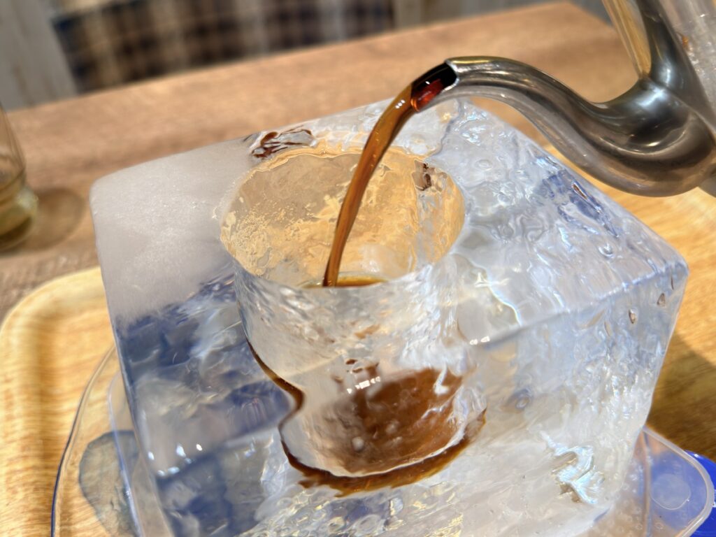 氷の器にコーヒーを注ぐ