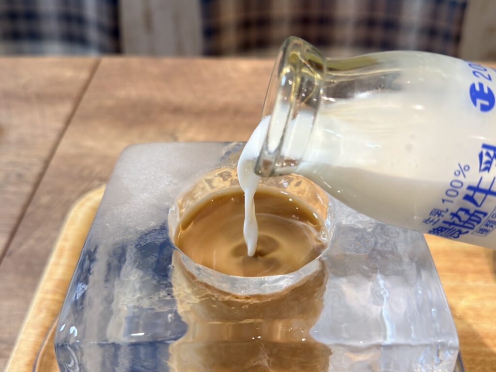 氷コーヒーに信州ミルクをそそぐ