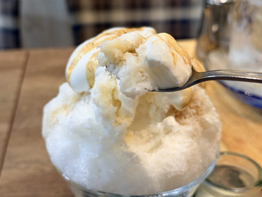 スプーンで持ち上げた信州ミルク味のかき氷