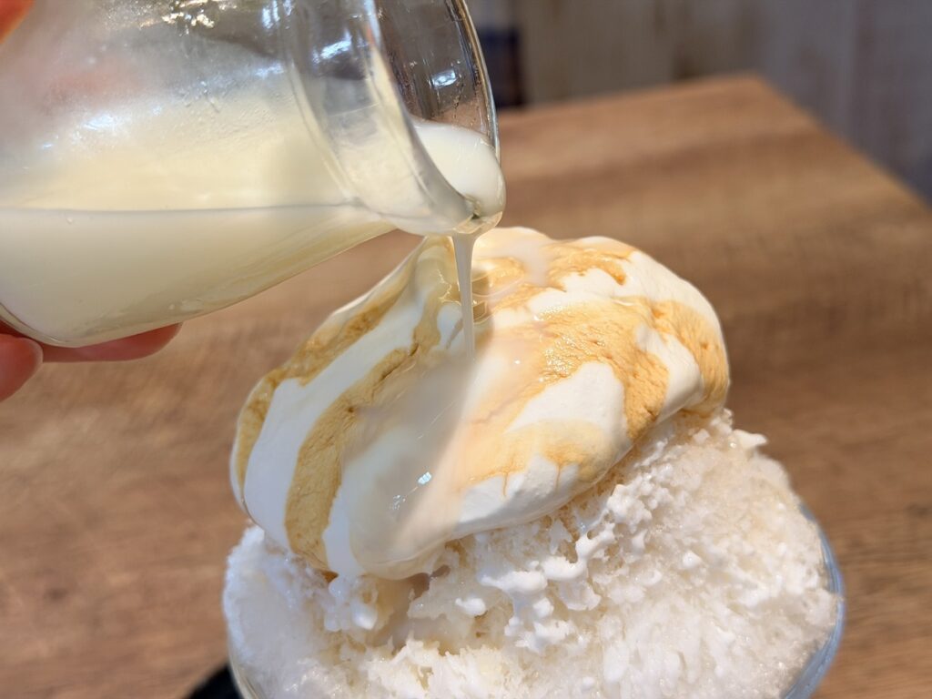 ミルクをそそいだかき氷