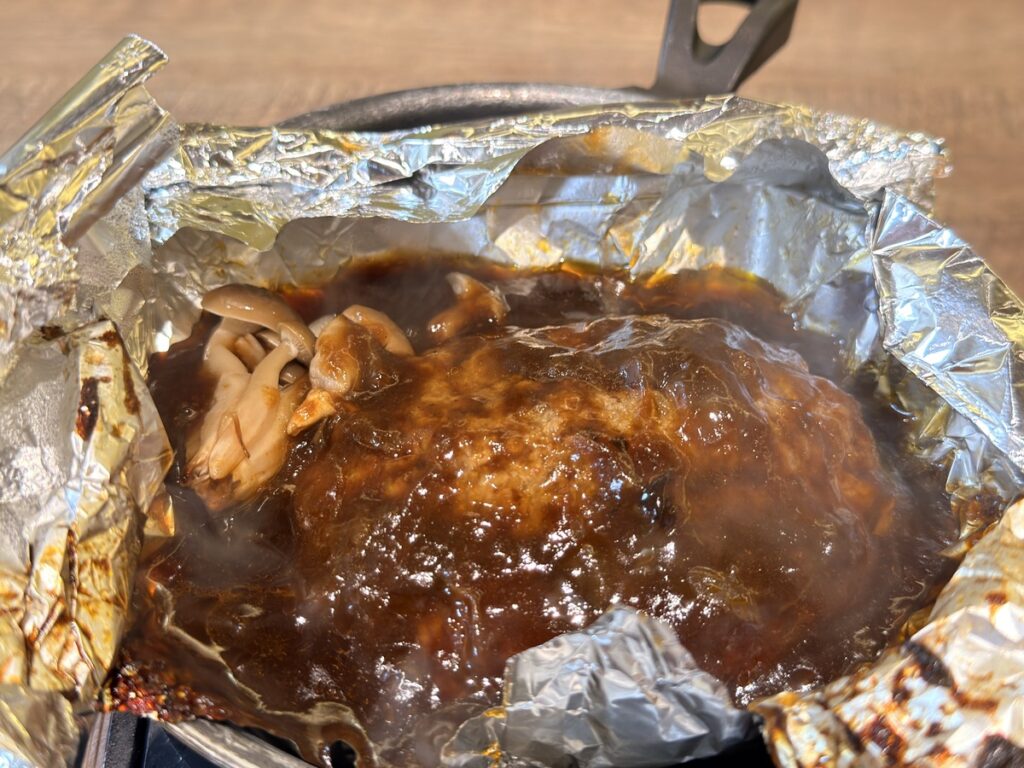 ホイルをめくった包み焼きハンバーグ
