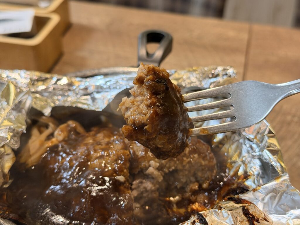 フォークで持ち上げたハンバーグ