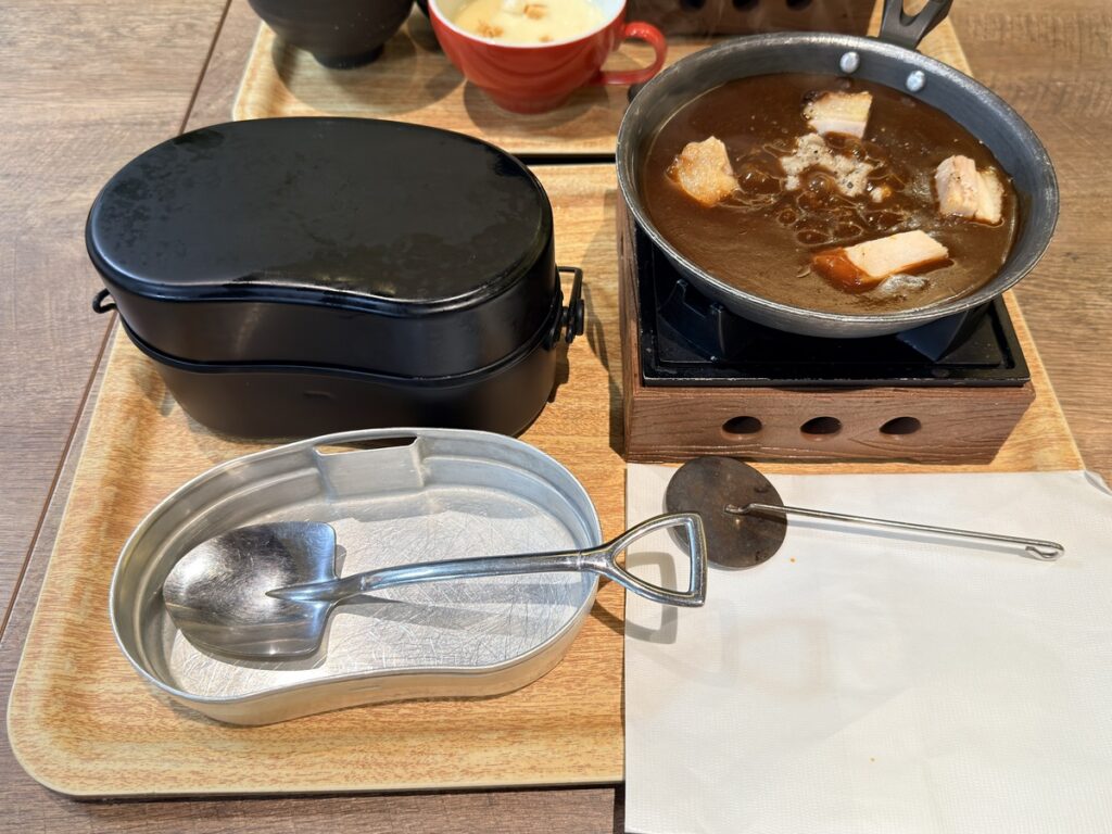 信州きのこと鶏肉のカレーと山賊焼き