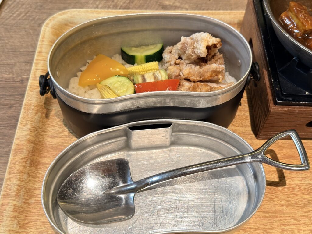 飯盒に入ったご飯と野菜、山賊焼き