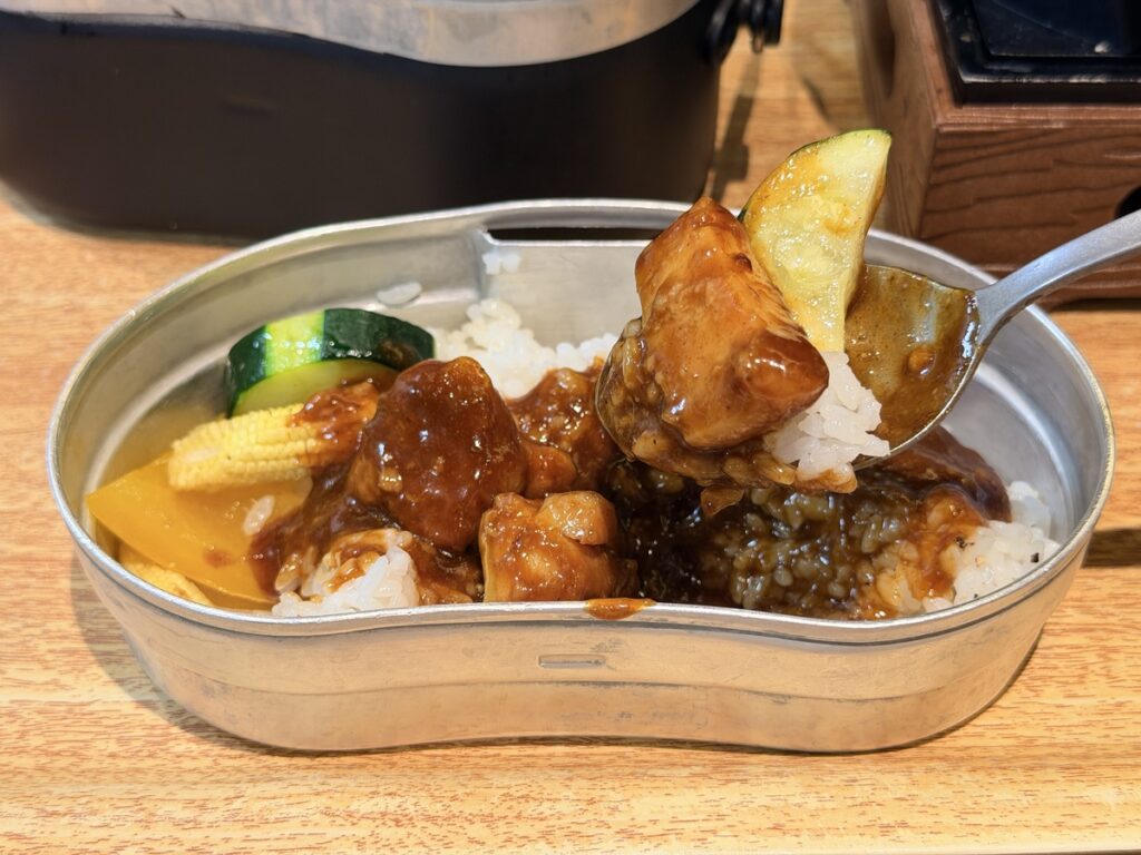 スプーンで持ち上げた野菜たっぷりのカレー
