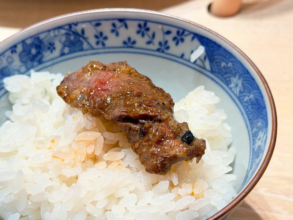 白ご飯の上に乗せたハラミ