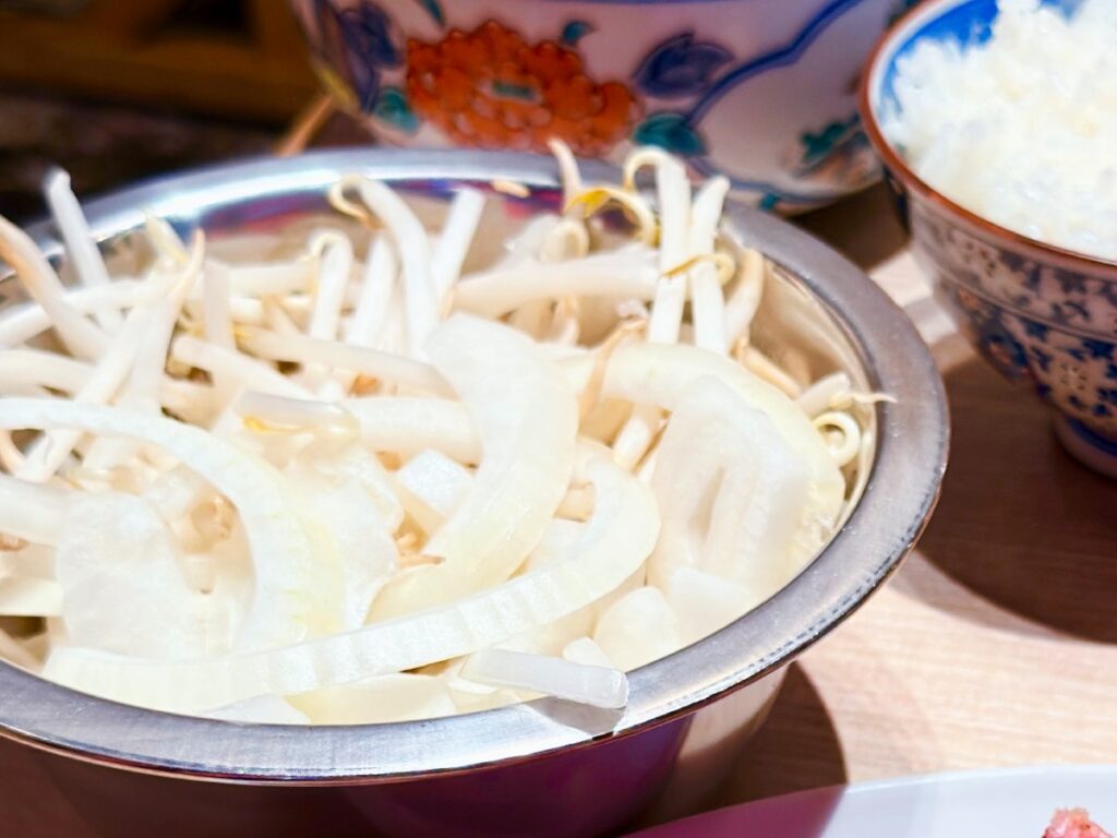 お替り無料の焼き野菜(もやしと玉ねぎ)
