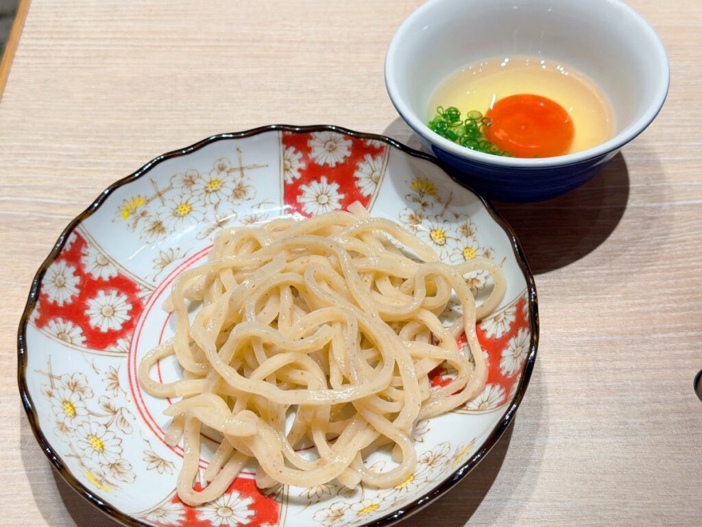 セットの〆の麺と生卵