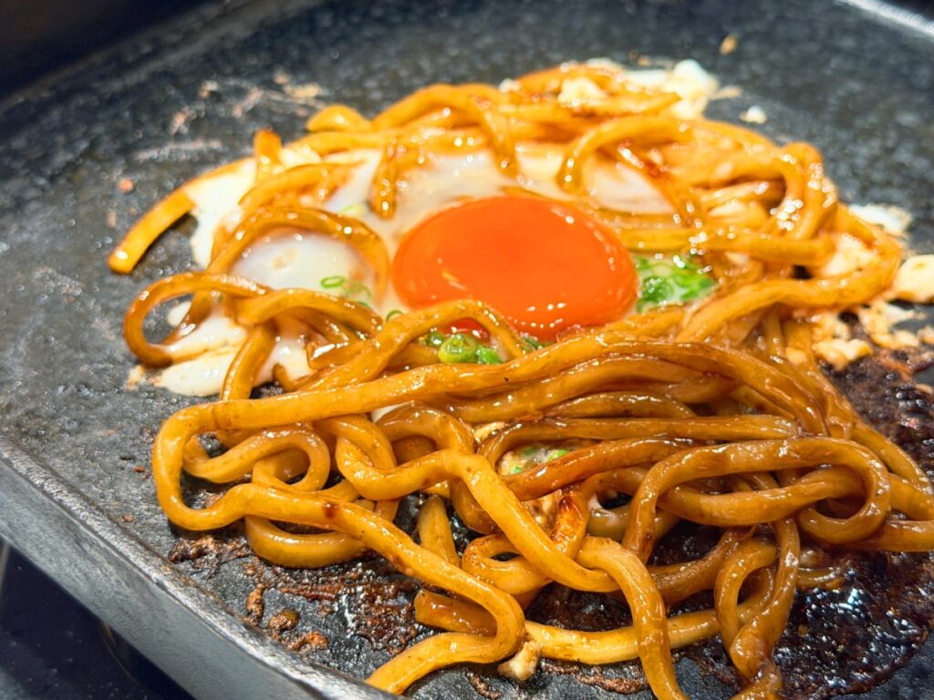 鉄板で焼いてタレを絡めて卵を落とした〆そば