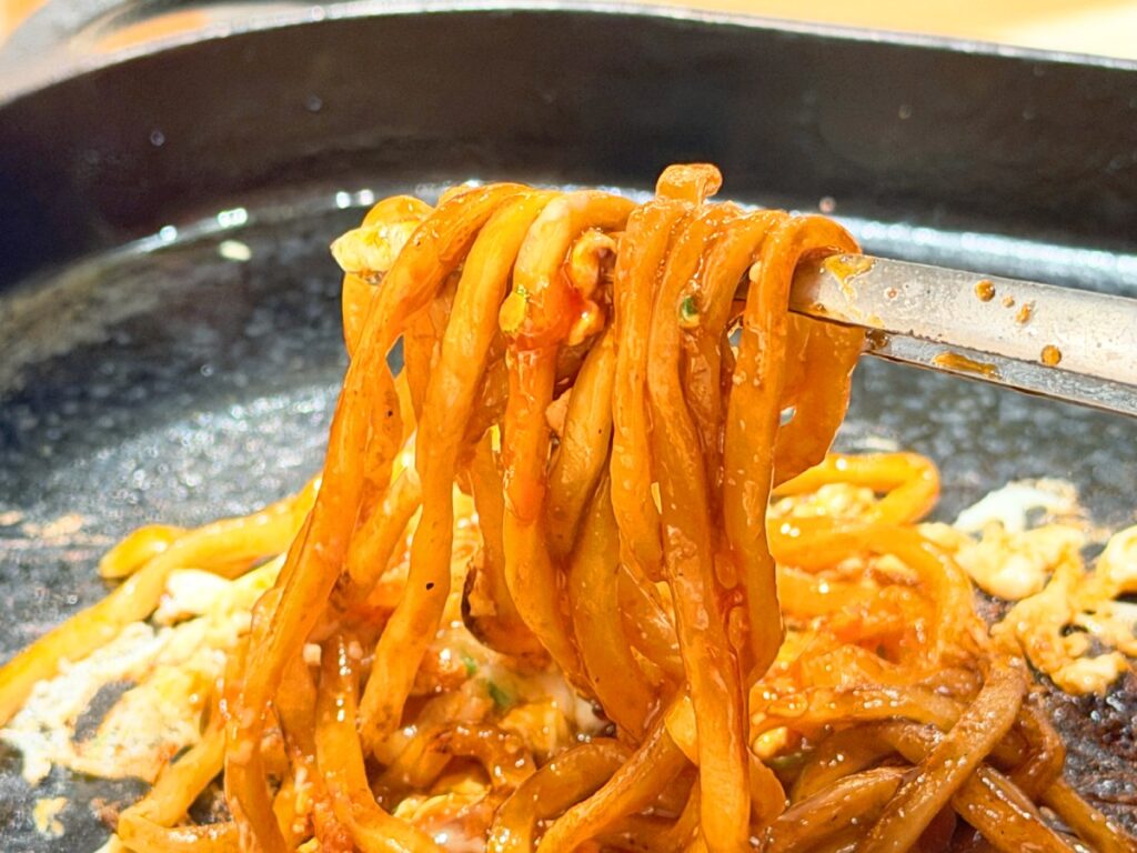 トングで持ち上げた〆そば
