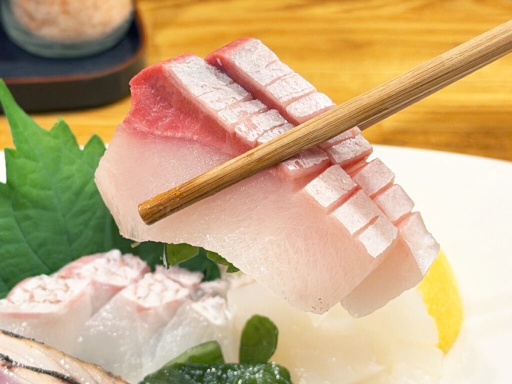 造り盛り合わせの脂がのったブリ系の刺身