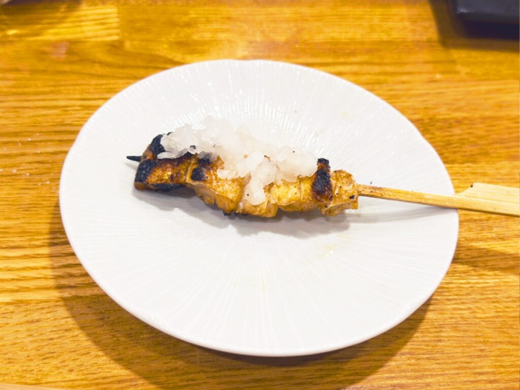 大根おろしを添えた海鮮串焼き