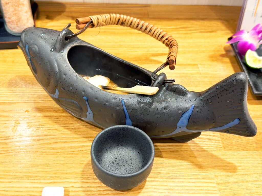 魚型の酒器で提供される鯛骨酒