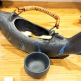 魚型の酒器で提供される鯛骨酒
