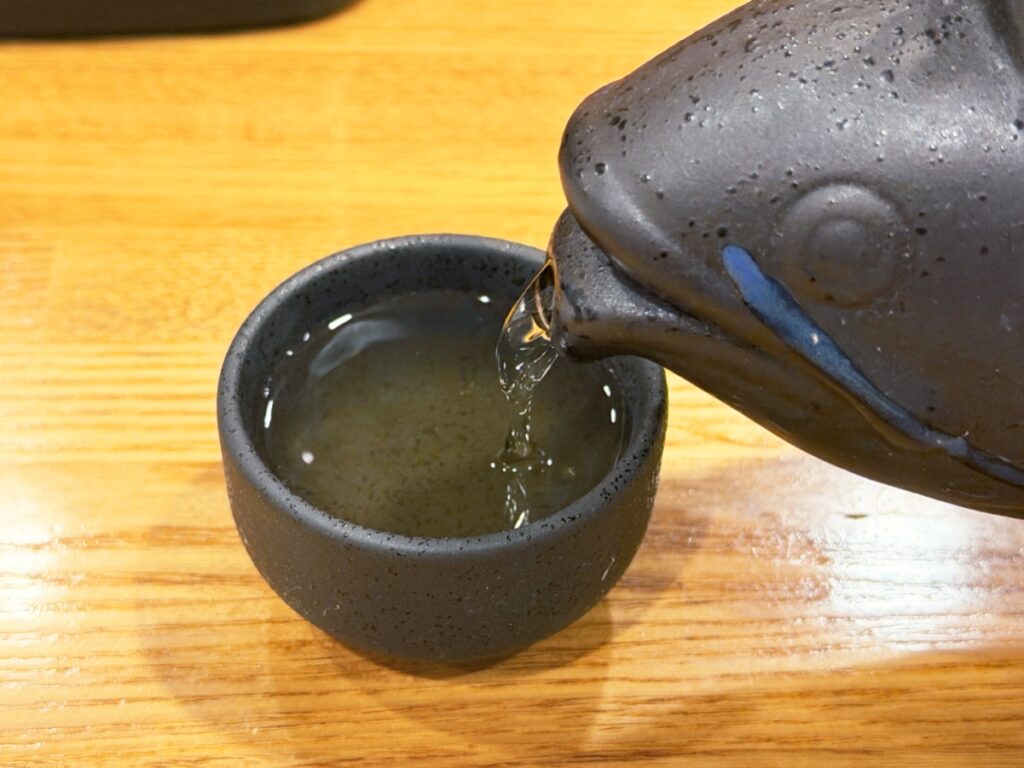 魚型の酒器から注ぐ鯛骨酒