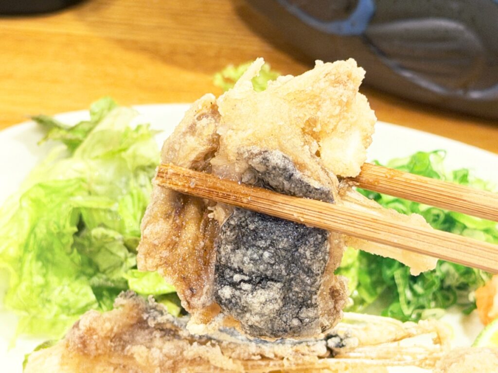 アンコウ唐揚げを箸で持ち上げた様子